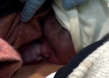 Una mujer da a luz en el portal de su casa en Madrid