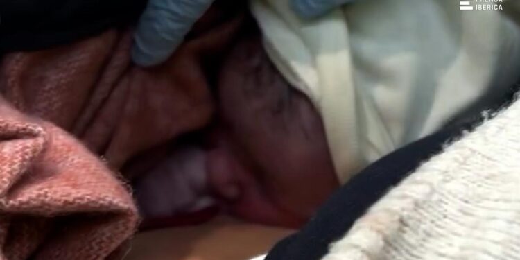 Una mujer da a luz en el portal de su casa en Madrid