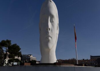 La escultura Julia, de Jaume Plensa, continuará en la plaza Colón hasta diciembre de 2026