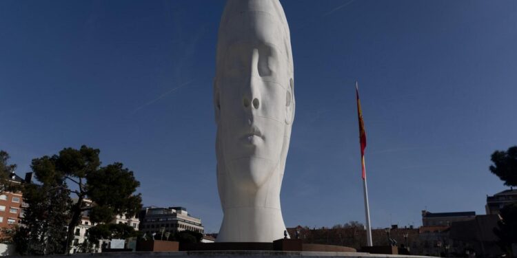 La escultura Julia, de Jaume Plensa, continuará en la plaza Colón hasta diciembre de 2026