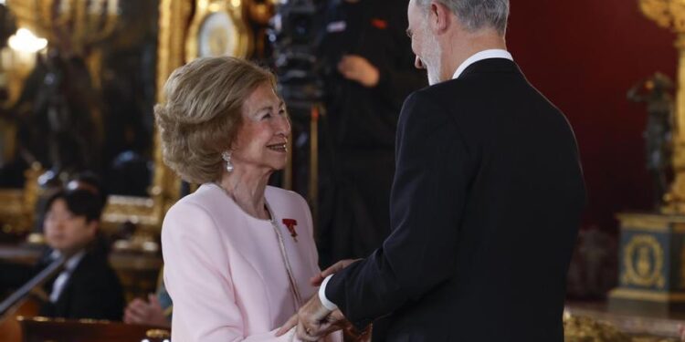 Felipe VI concede a la Reina Sofía el Toisón de Oro por ‘su dedicación y entrega’ a España y a la Corona