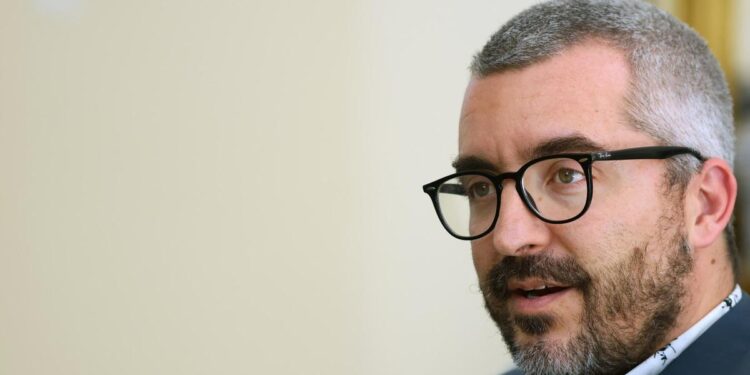 Sanidad avisa a Ayuso de que le quedan ‘dos semanas y media’ para hacer el registro de objetores al aborto