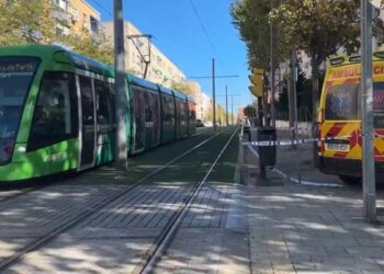 Accidente en el tranvía de Parla: dos heridos y un niño ileso al colisionar su coche