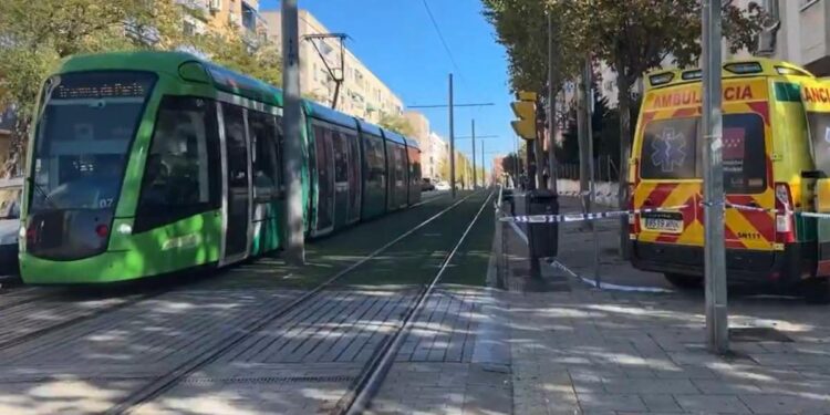 Accidente en el tranvía de Parla: dos heridos y un niño ileso al colisionar su coche