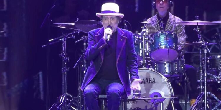 Sabina rinde homenaje a Madrid en su último concierto