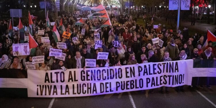 Miles de personas marchan en Madrid para pedir un alto al fuego ‘real’ en Gaza: ‘¡La paz de Trump es un fraude!’