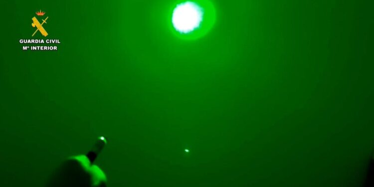 Denunciado por apuntar con un láser modificado a aeronaves y a personas en Agoncillo