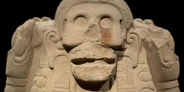 En la exposición sobre las mujeres del México indígena que ha generado tanta polémica: ‘La descolonización tiene que ver con el respeto’