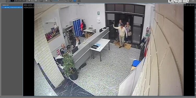 Las imágenes inéditas de la llegada de Carlos Mazón al CECOPI el día de la dana