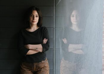 ‘Si eres pobre es culpa tuya’: la fe en las criptomonedas que retrata Gala Hernández López en ‘+10k’