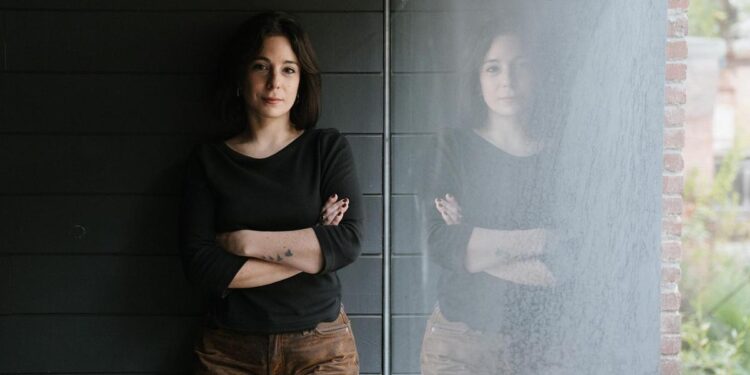 ‘Si eres pobre es culpa tuya’: la fe en las criptomonedas que retrata Gala Hernández López en ‘+10k’