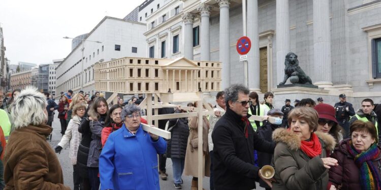 Una maqueta del Congreso desfila por Madrid para celebrar los 50 años de ‘España en Libertad’