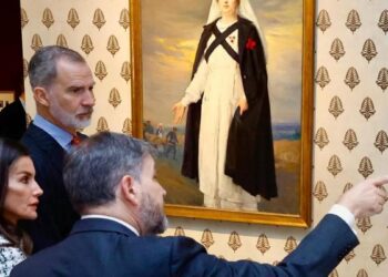 Los Reyes inauguran la gran exposición que rescata la figura de Victoria Eugenia