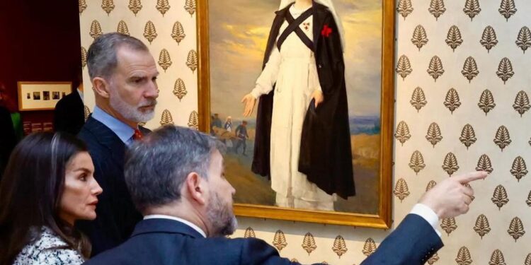 Los Reyes inauguran la gran exposición que rescata la figura de Victoria Eugenia