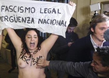 Un hombre toca los pechos de dos activistas de Femen que habían irrumpido en la entrada de la misa por Franco