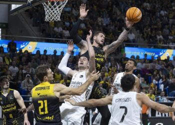 El clásico milagro de Llull salva al Madrid en Tenerife