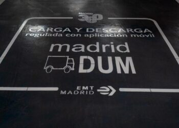 El Ayuntamiento convertirá la base de grúas de Colón en un hub logístico y probará la descarga nocturna de mercancías