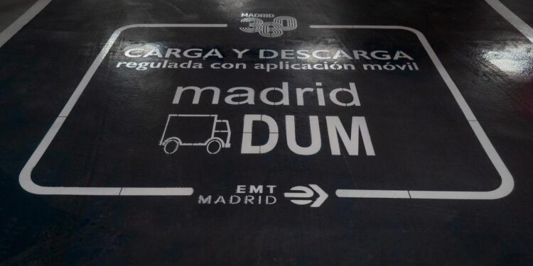 El Ayuntamiento convertirá la base de grúas de Colón en un hub logístico y probará la descarga nocturna de mercancías