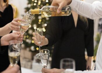 Cómo comportarse en una cena de empresa, según una abogada laboralista: ‘No hay que hablar sobre compañeros’