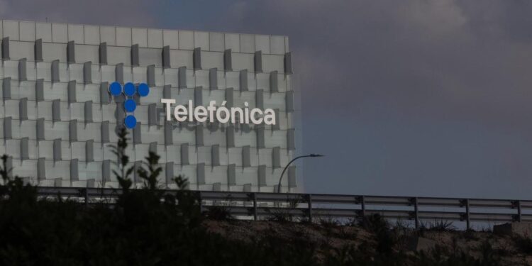 Telefónica reduce ya el ERE a menos de 5.500 bajas y mejora condiciones a los que se quedan para acercar un pacto con los sindicatos