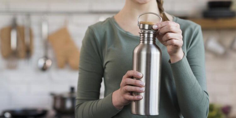 Cómo y cada cuánto tiempo debes lavar la botella reutilizable de agua para eliminar todas las bacterias