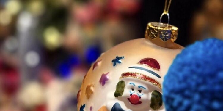 La tienda de decoración que te sumerge ‘en un cuento de Navidad’: figuras, adornos y una cafetería escondida