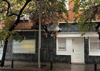 Vecinos de Vallecas alertan del auge de locales que cierran para reabrir como viviendas y VUT