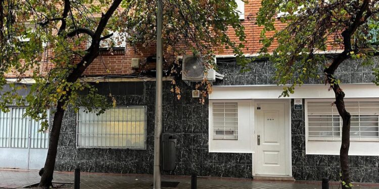 Vecinos de Vallecas alertan del auge de locales que cierran para reabrir como viviendas y VUT