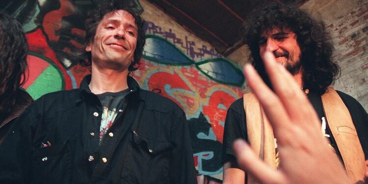 Desbandadas en un estudio madrileño, una furgoneta de Los 40 volcada y una nueva versión cinco años después: la turbulenta historia del primer disco de Extremoduro