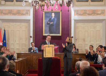 El rector emérito Fernando Galván recibe el título como ‘Hijo Adoptivo de Alcalá de Henares’ de manos de la alcaldesa