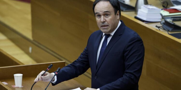 Pérez Llorca habla sobre inmigración en su discurso de investidura