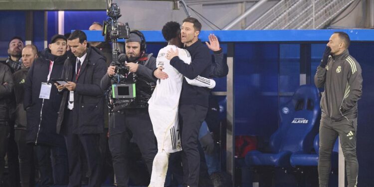 Xabi Alonso critica a los árbitros por el ‘penalti claro’ a Vinicius: ‘No me sorprende que no haya ido al VAR’