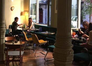 Vermuts y clases de historia: el mejor plan de domingo en esta coctelería de Madrid