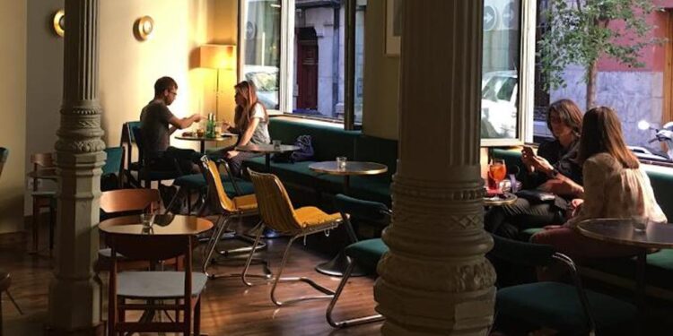 Vermuts y clases de historia: el mejor plan de domingo en esta coctelería de Madrid