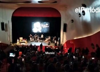 Manolo Chinato declamando la letra de ‘Ama, ama, ama y ensancha el alma’ en el homenaje a Robe Iniesta en Plasencia