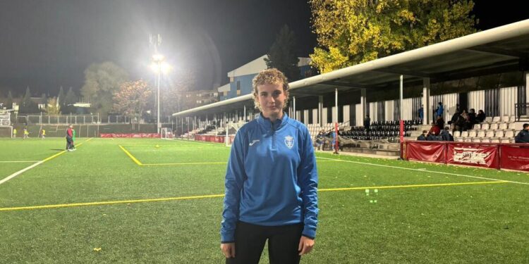 Alina, la futbolista madrileña que con solo 21 años ya le ha metido un golazo al cáncer