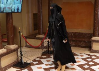 Una diputada de Vox se presenta con un niqab en la Asamblea Regional de Murcia y la obligan a quitárselo
