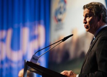 Feijóo cree que el PSOE no puede defender a las mujeres si las abandona en su propia casa