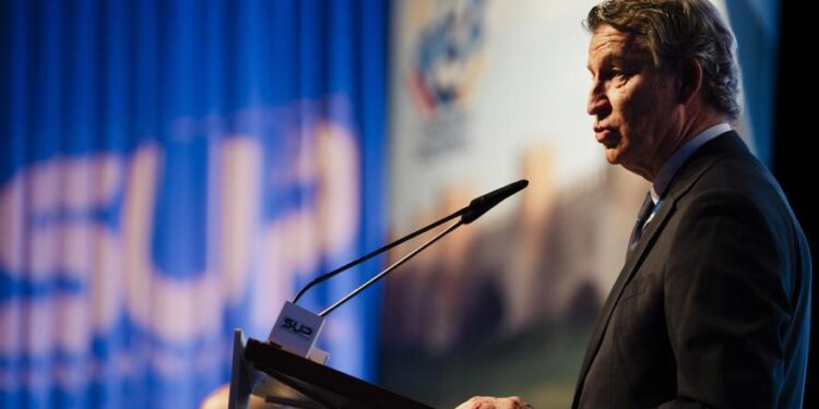 Feijóo cree que el PSOE no puede defender a las mujeres si las abandona en su propia casa