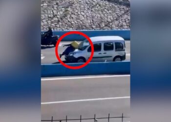 Una furgoneta atropella a un repartidor de Glovo y conduce varios metros con él sobre el capó en Algeciras