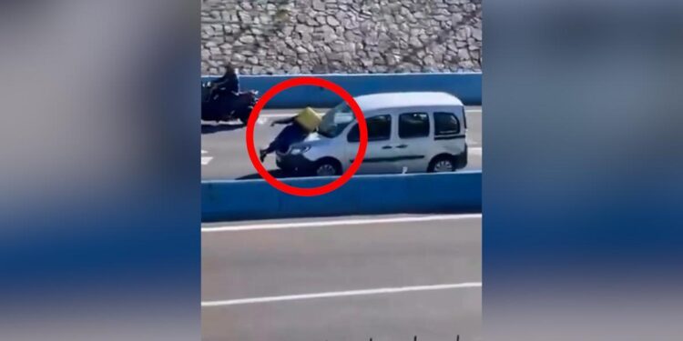 Una furgoneta atropella a un repartidor de Glovo y conduce varios metros con él sobre el capó en Algeciras