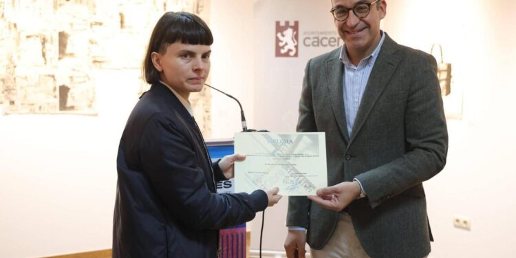 La madrileña Laura Pilar Delgado, ganadora del primer premio de la XI Bienal Iberoamericana ‘Ciudad de Cáceres’