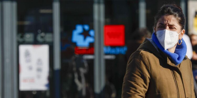 La nota de los madrileños a la sanidad pública cae a un 6, pero se mantiene por encima de la media española