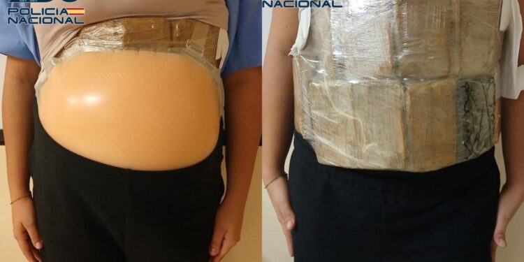 Detenida una falsa embarazada por ocultar dos kilos de cocaína bajo su barriga