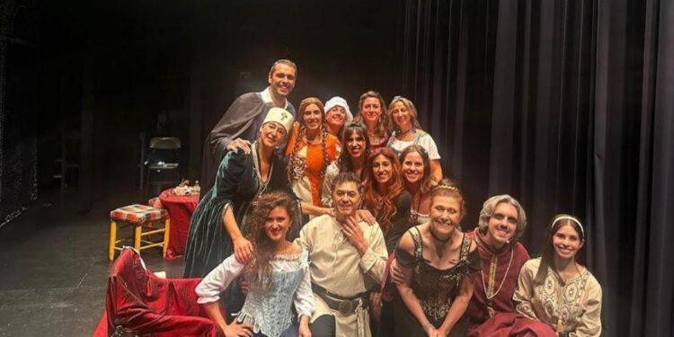 ‘El Corral de Céfiro’ presenta ‘Un Belén en el Zaguán’, un villancico cantado por un grupo de teatro formado por médicos de Talavera de la Reina